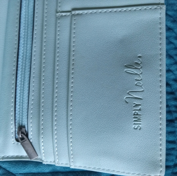 Simply Noelle mint green small crossbody removable strap or wallet - Picture 3 of 6